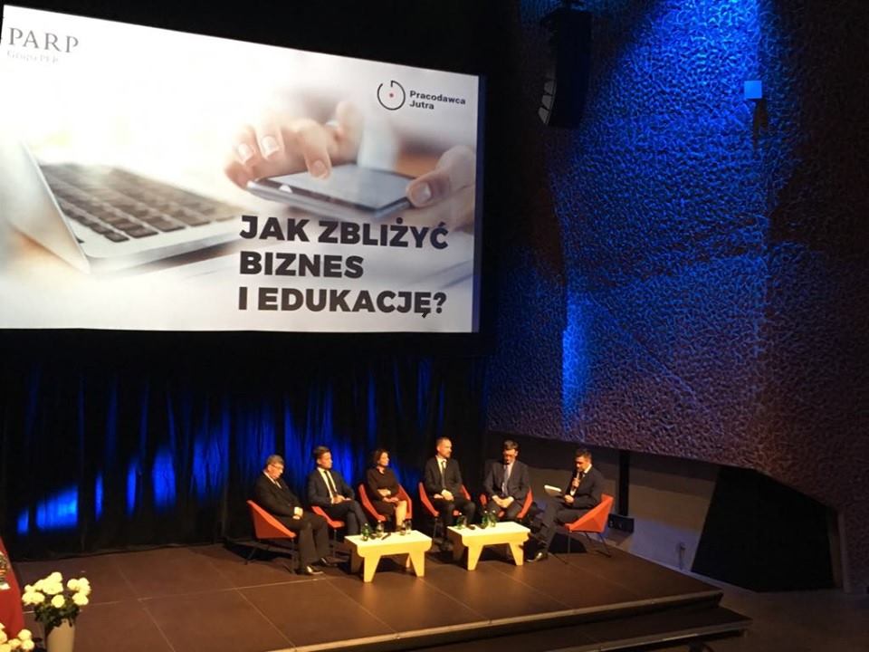 Zdjęcie przedstawiające uczestników debaty pt. Jak zbliżyć biznes i edukację? 