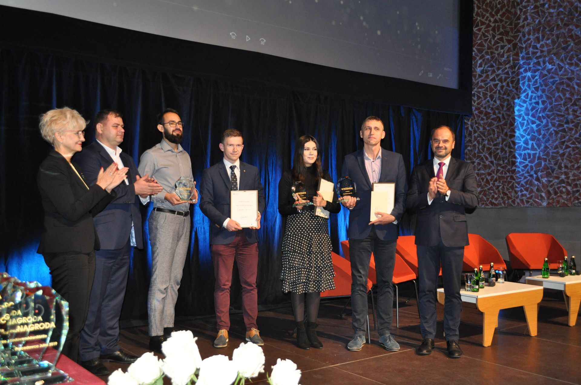 Laureaci konkursu Pracodawca Jutra prezentują statuetki