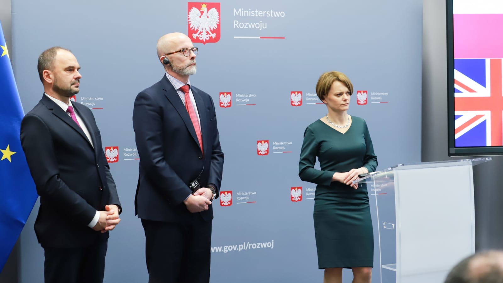 Minister rozwoju Jadwiga Emilewicz, ambasador Wielkiej Brytanii i Irlandii Północnej Jonathan Knott oraz wiceprezes Polskiej Agencji Rozwoju Przedsiębiorczości Adam Banaszak stojący na scenie