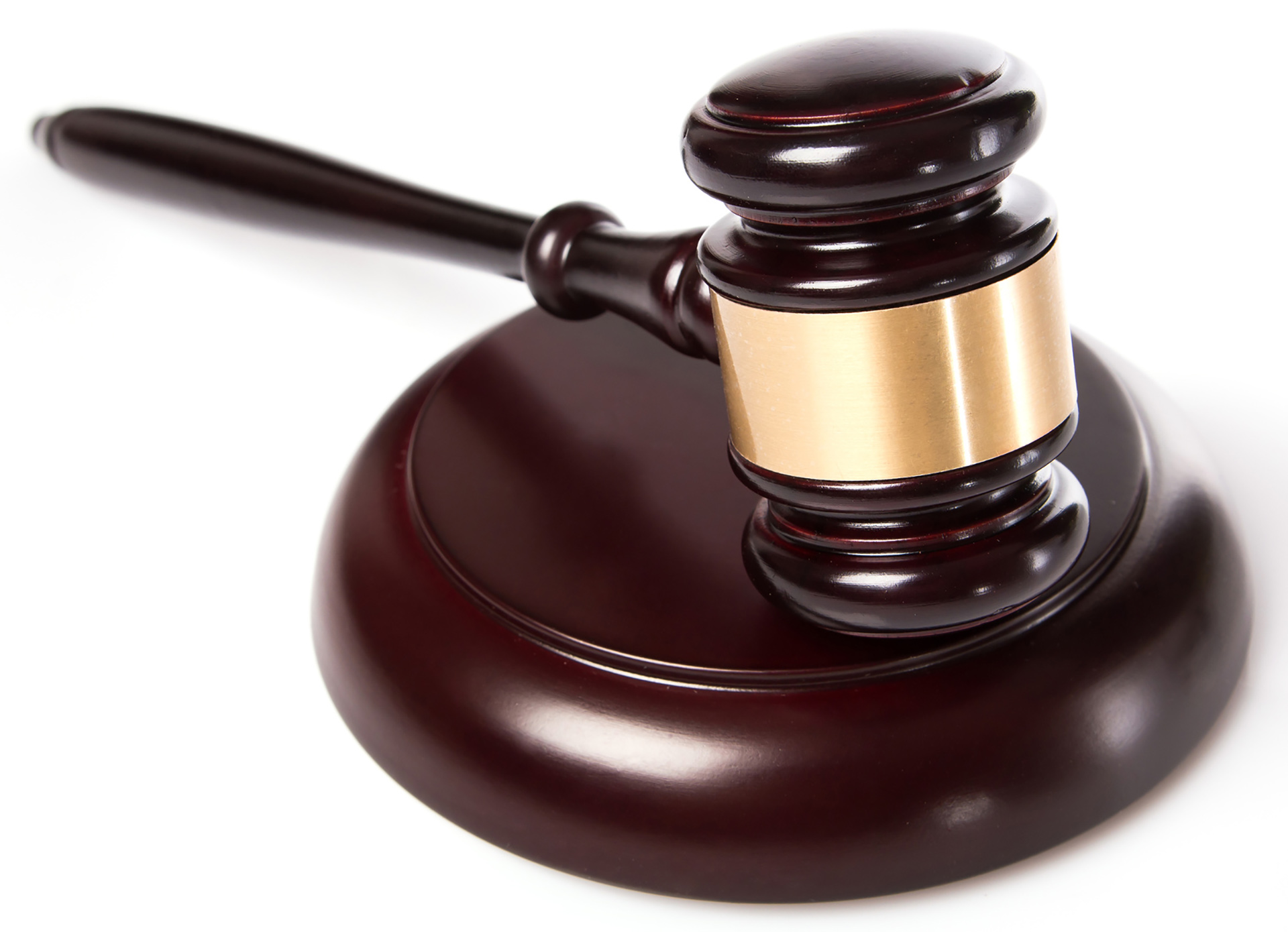 widok na młoteczek sędziowski z drewnianą podstawką widziany na białym tle