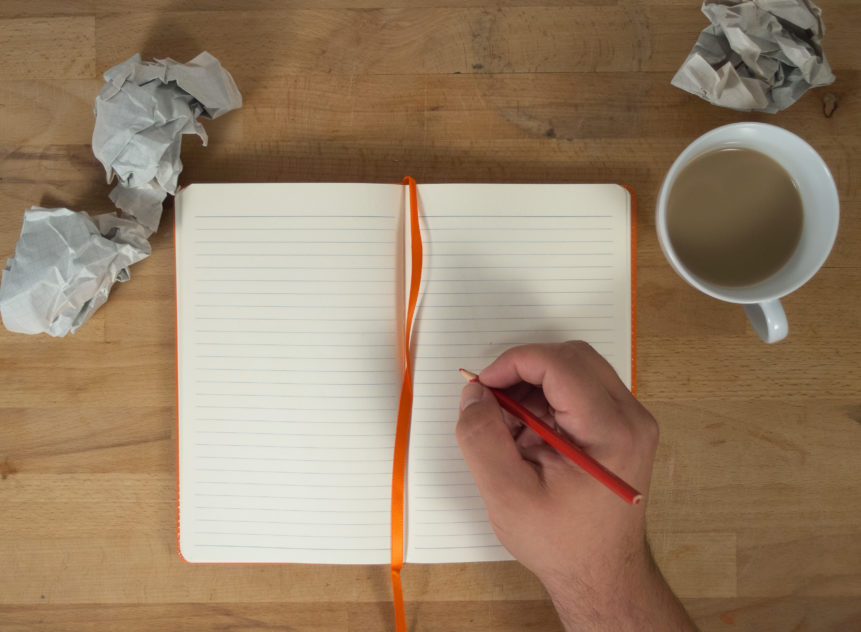 Pusty zeszyt, zwinięte kartki, kawa w filiżance, element dekoracyjny