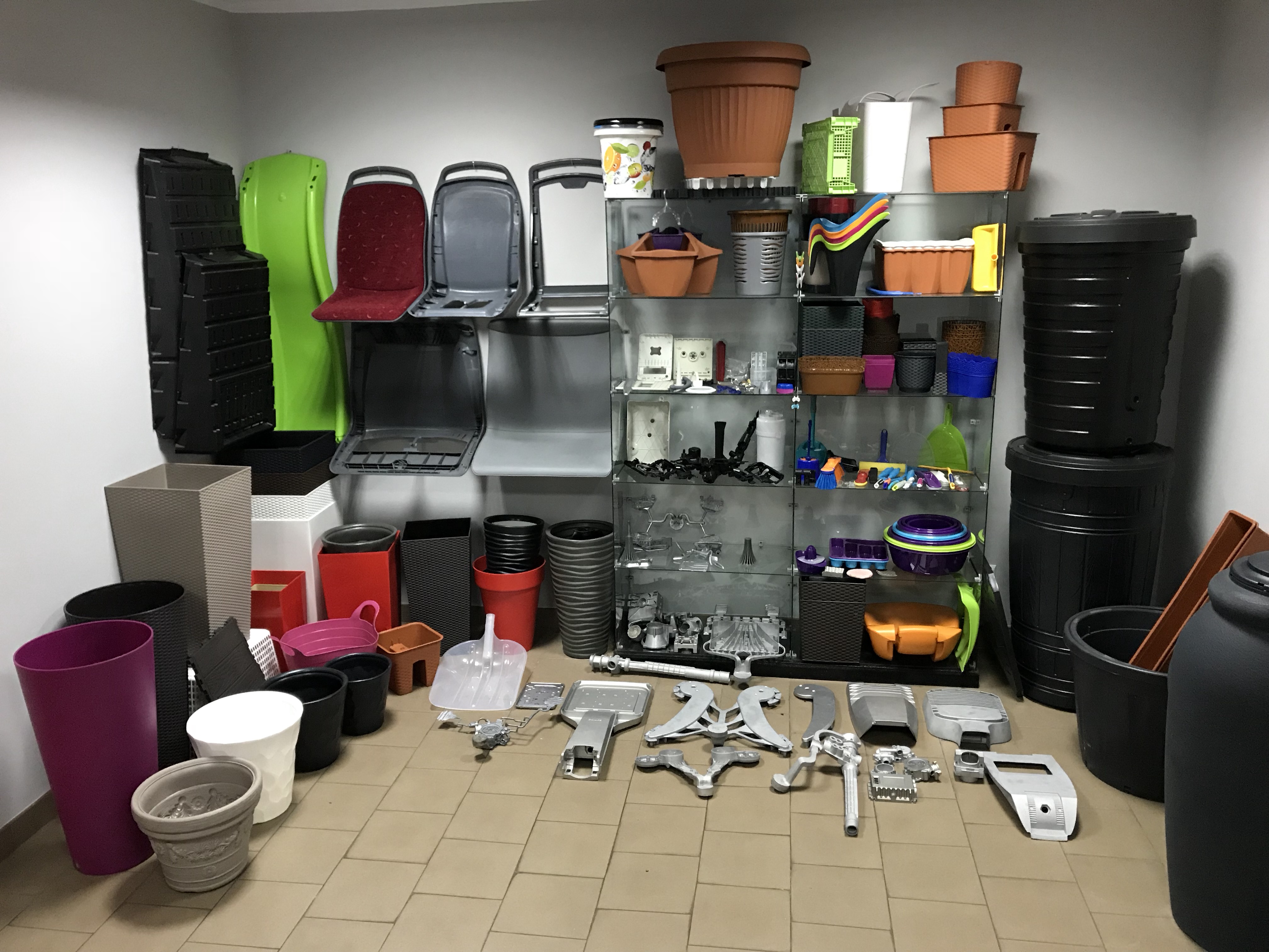 Przykładowe produkty firmy, m.in. donice, pojemnki, krzesełka