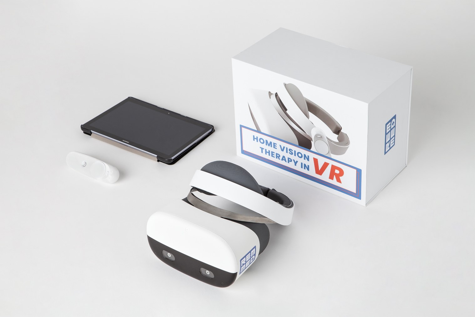 Widok na gogle VR, opakowanie do nich. Na zdjęciu widać również tablet