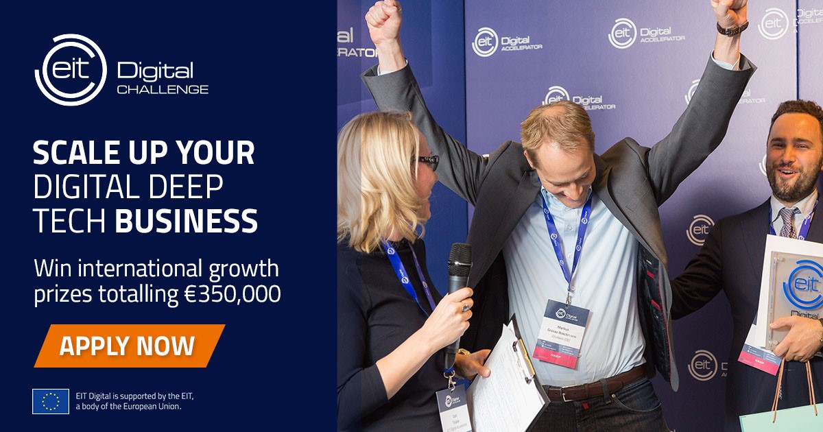 obraz jest podzielony na dwie części. Po lewej stronie jest tło z napisem angielskim Scale up you digital deep tech business, apply now, zaś po prawej stronie jest zdjęcie przedstawiającej dwóch mężczyzn i kobietę. Mężczyzna w środku zdjęcia unosi ręce do góry w geście tryumfu.