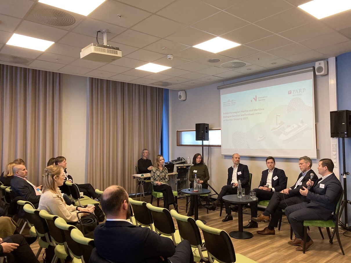 ludzie siedzą na sali i rozmawiają