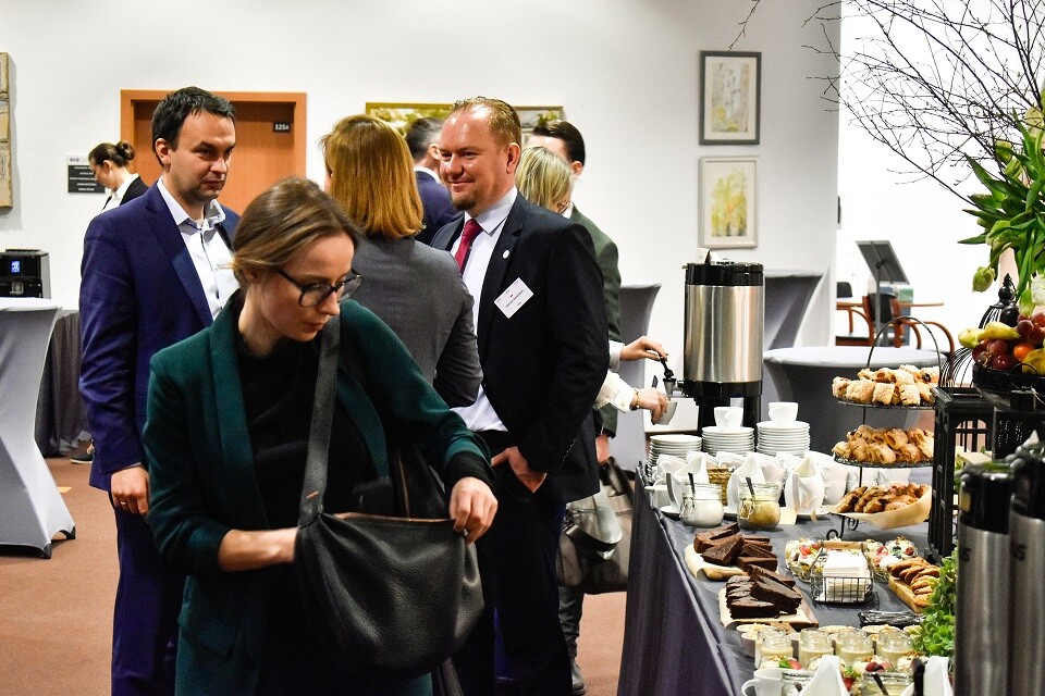 Ludzie siedzą na sali