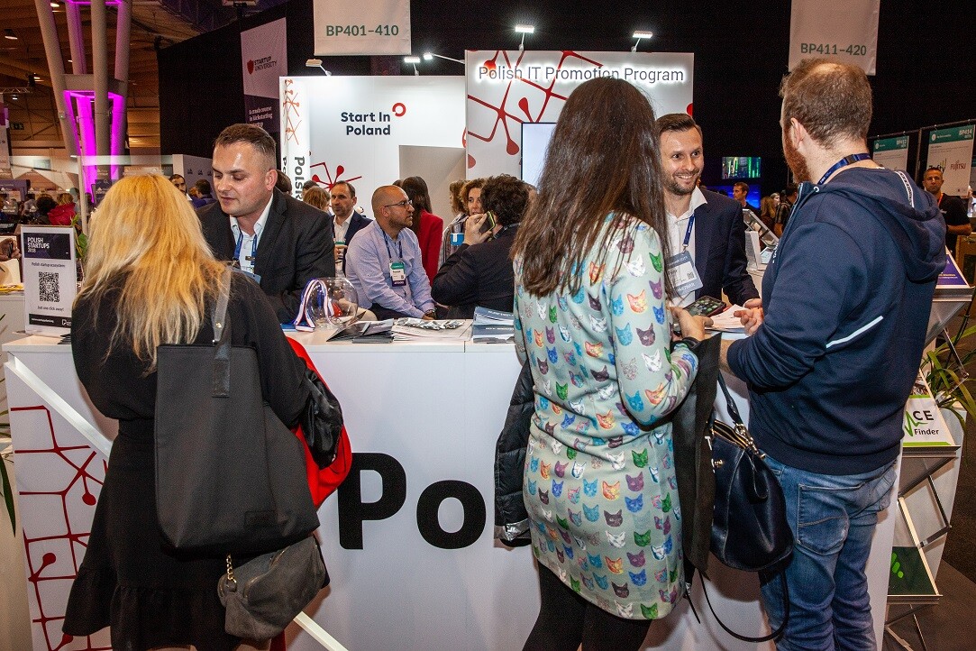 ludzie chodzą po przestrzeni targowo-wystawienniczej