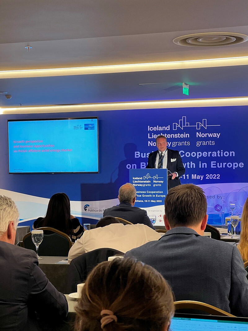 Na zdjęciu jest widoczny prelegent Jakub Budzyński, który przybliżył zgromadzonym temat Offshore Wind w Polsce. Widać również uczestników konferencji. 