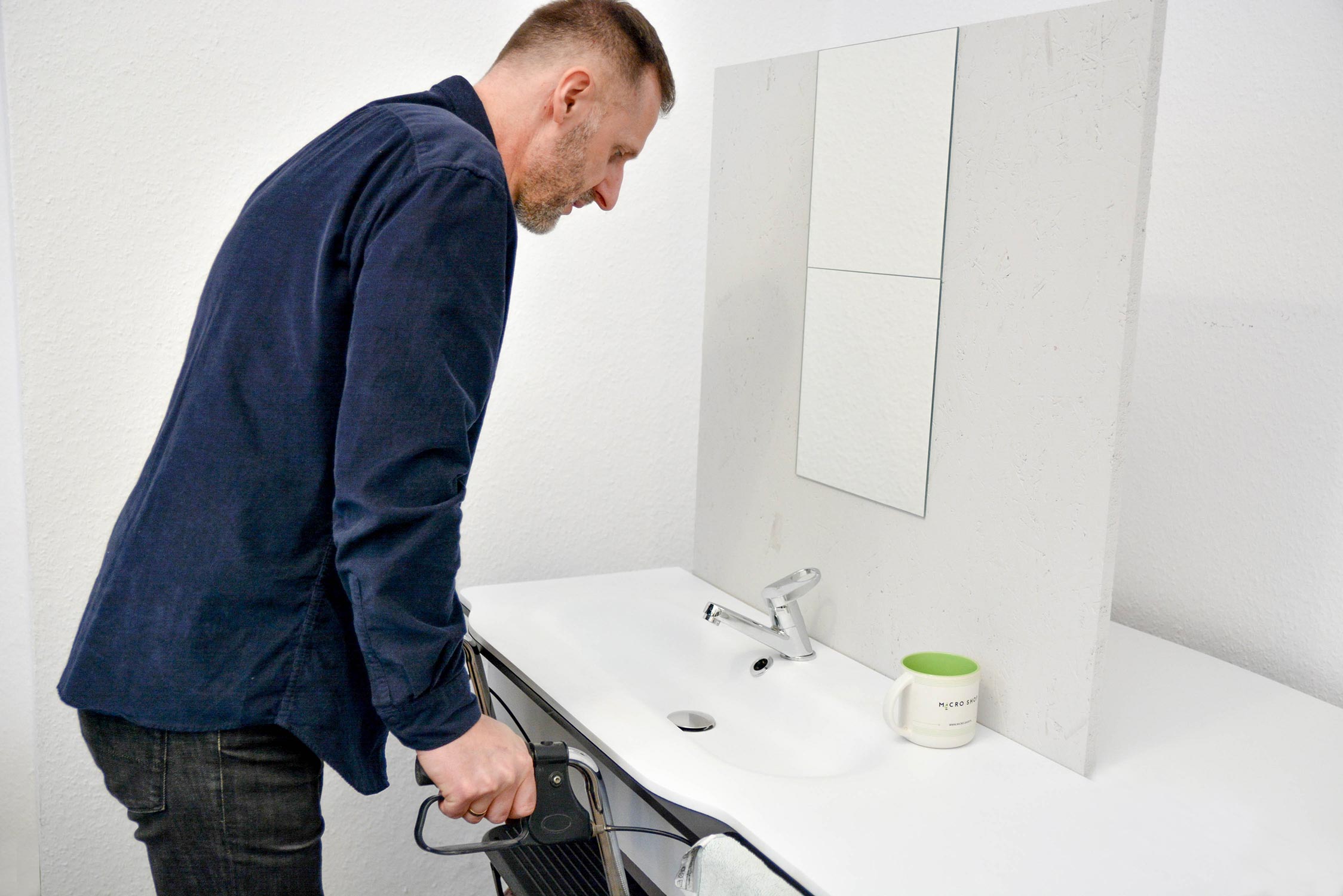 Linia umywalek z materiałów typu solid Surface